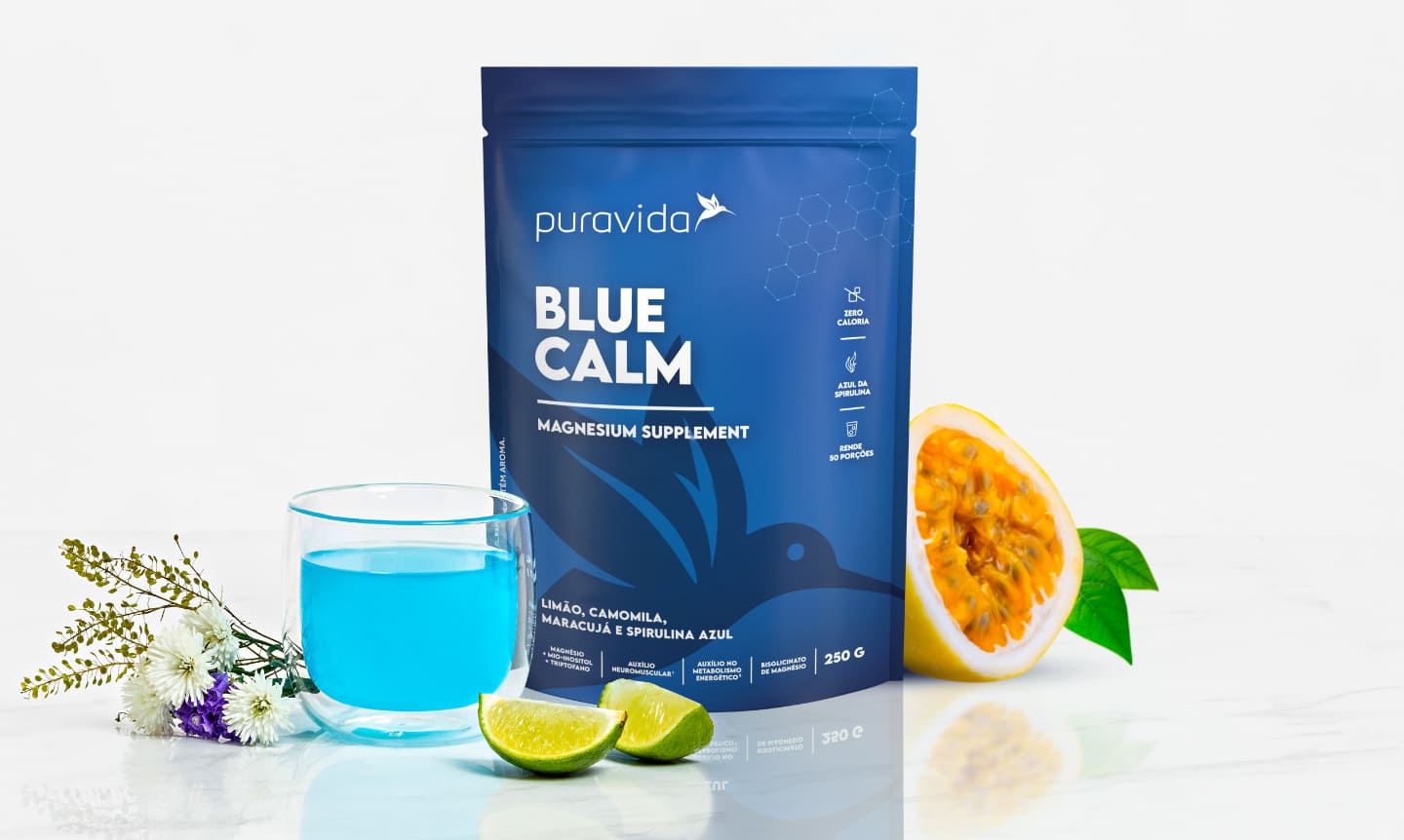 Imagem do produto Blue Calm, produto no copo, e frutas como Limão e Maracujá ao lado
